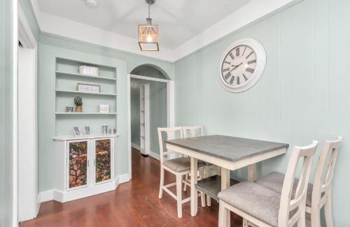 San Jacinto House | Cozy Historic Galveston House-8 min walk to beach!