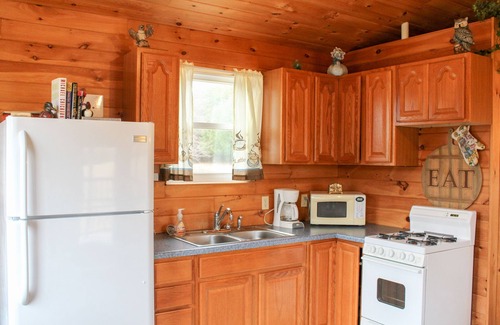 Nelsonville Cabin | Cozy Hocking Hills Couples Cabin | Private Hot Tub