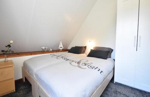 Zonnemaire House | Cozy Holiday Home in Zonnemaire near lakebeach