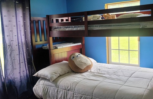 Ruffin House | Cozy home. 15 minutes from the lake and 30 minutes from the beach!