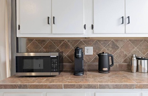 Wallington Apartment | Cozy Home, 19 min to NYC, 3 Car Driveway, Cozy Home, 19 min to NYC, 3 Car Driveway