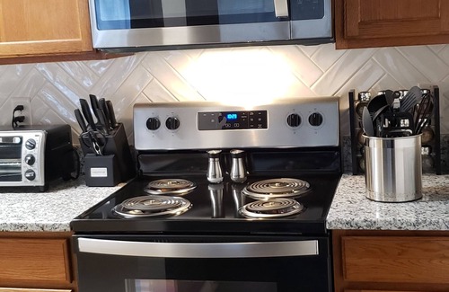 Richmond Condo | Cozy Home Away From Home