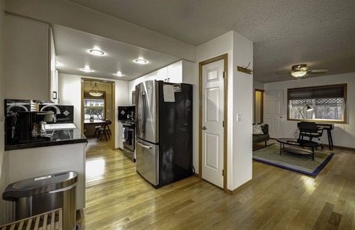 Richmond House | Cozy home close to Hawthorne-Division Districts
