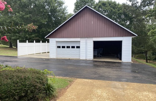 Pontotoc House | Cozy home- covered back porch and pool. 3 bedroomn25 minutes to Oxford or tupelo