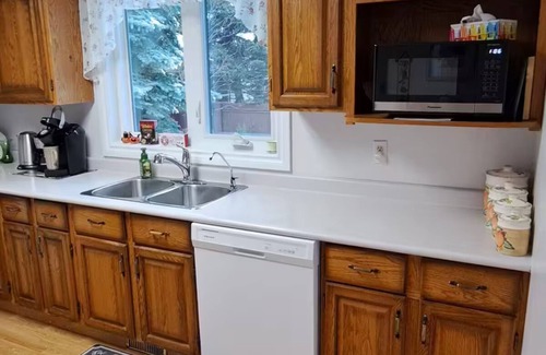 Lloydminster House | Cozy Home for Vacation, Work Stays or Family gatherings . 5 Bedrooms 3 Bathrooms