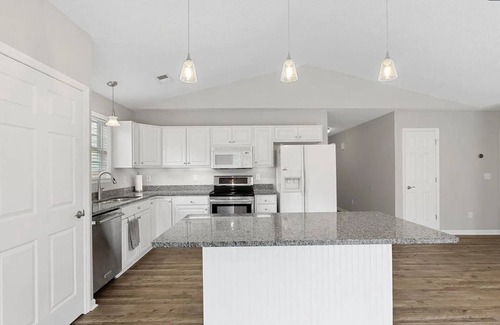 Taylors House | Cozy home in a peaceful neighborhood15 minutes to downtown Greenville and Greer.