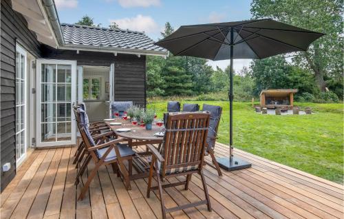Sømarken House | Cozy Home In Aakirkeby With Kitchen