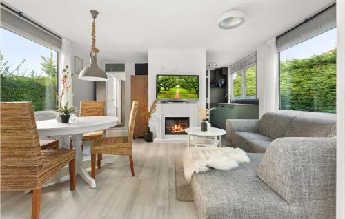 Baarland House | Cozy Home In Baarland With Wifi
