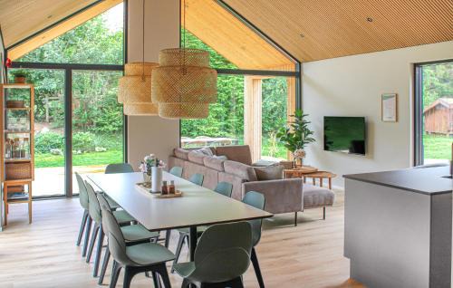 Fjellerup House | Cozy Home In Glesborg With Sauna