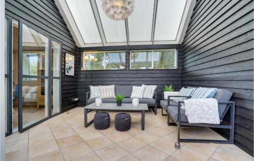 Trend House | Cozy Home In Løgstør With Kitchen