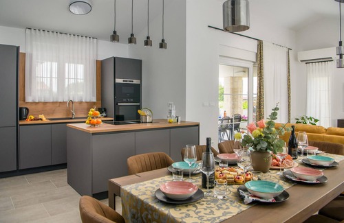 Loborika House | Cozy home in Loborika with WiFi