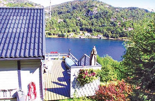 Lyngdal House | Cozy home in Lyngdal with kitchen