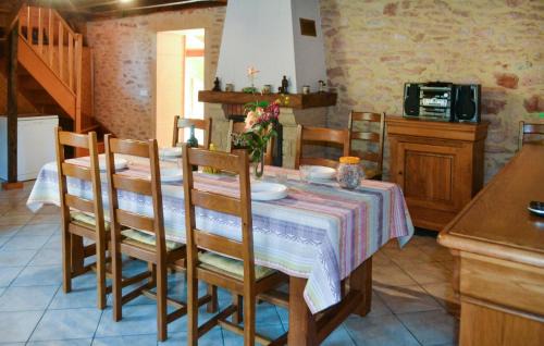 Montignac House | Cozy Home In Montignac With Kitchenette