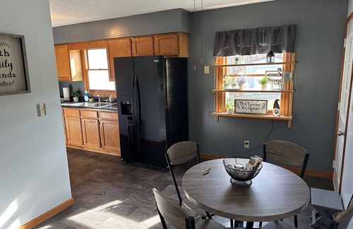 Logan House | Cozy home in the heart of Hocking Hills * with Hot Tub *