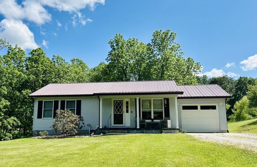 Logan House | Cozy home in the heart of Hocking Hills * with Hot Tub *