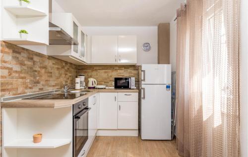 Kustici House | Cozy Home In Zubovici With Wifi