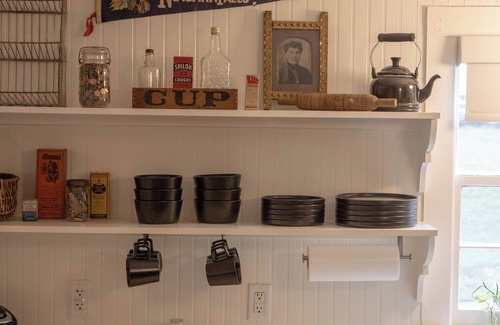 Franklin House | Cozy home located in the heart of Leipers Fork Village with hot tub and fire pit
