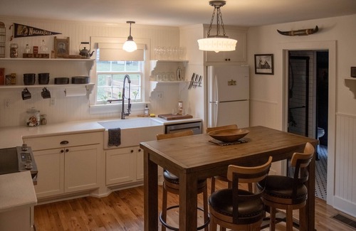 Franklin House | Cozy home located in the heart of Leipers Fork Village with hot tub and fire pit