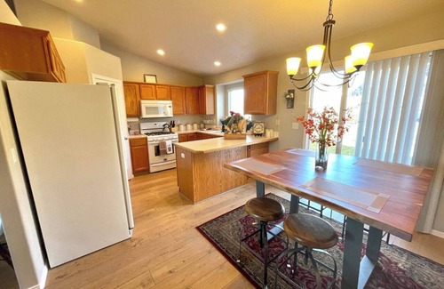 Southwest Ada County Alliance House | Cozy home located next to everything you need ✈️🛍🛣🍽