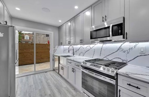 Newbold House | Cozy Home near City Center with Hot tub