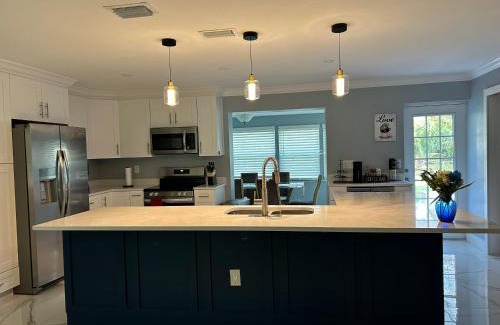 Sunset Park House | Cozy Home near Downtown Ft Myers