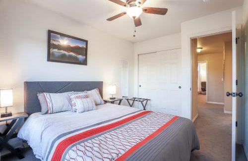 Berkley House | Cozy Home Near Tennyson W Yard & 65 Tv
