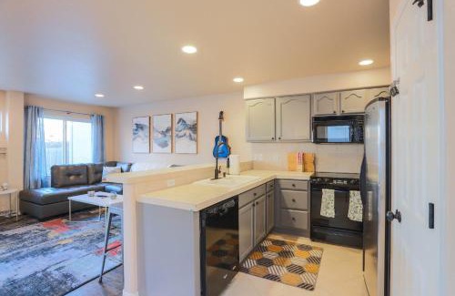 Berkley House | Cozy Home Near Tennyson W Yard & 65 Tv