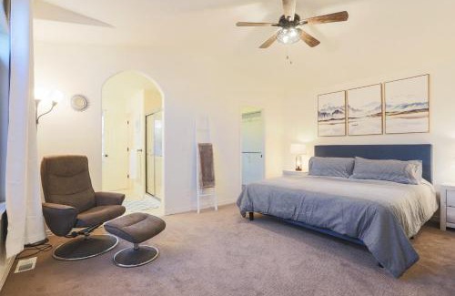 Berkley House | Cozy Home Near Tennyson W Yard & 65 Tv