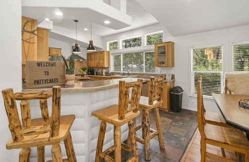 Donnelly Cabin | Cozy Home Nestled in Donnelly w/Sandy Beach Access