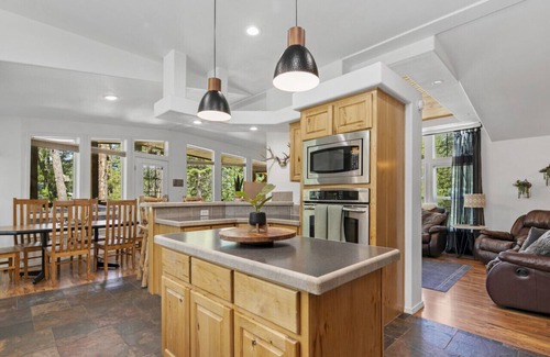 Donnelly Cabin | Cozy Home Nestled in Donnelly w/Sandy Beach Access