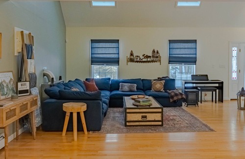 New London House | Cozy Home on 15 Acre Woods