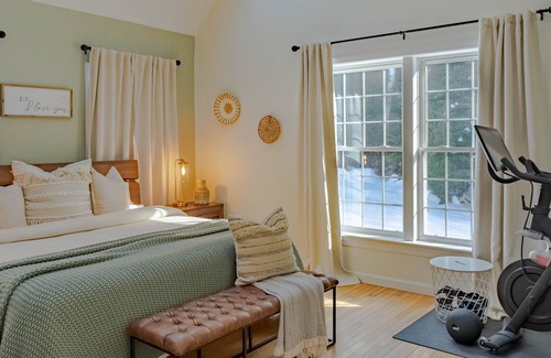 New London House | Cozy Home on 15 Acre Woods