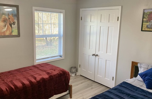 South Kansas City House | Cozy Home on Acreage, Super Location!! Sleeps 6! Approved rental NSD-STR-00170