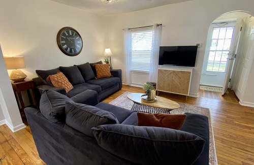 Mount Vernon House | Cozy home on quiet street, close to universities and bike path!