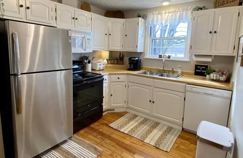 Mount Vernon House | Cozy home on quiet street, close to universities and bike path!