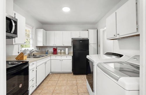 White Stone House | Cozy Home one block from The Creek Golf Club