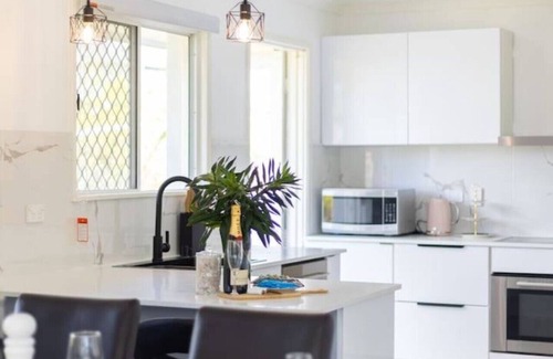 Indooroopilly House | Cozy Home/Prime Spot/Near Shops
