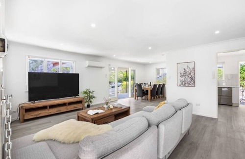Indooroopilly House | Cozy Home/Prime Spot/Near Shops