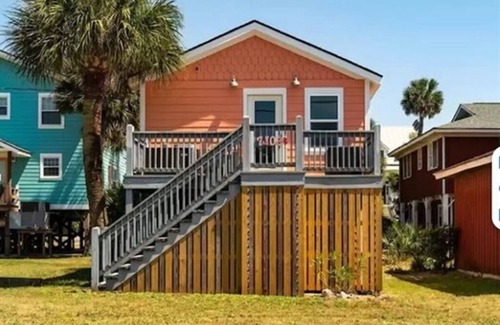 Edisto Island House | Cozy home sleeps 4 & just a few steps to the beach & Linens Included!