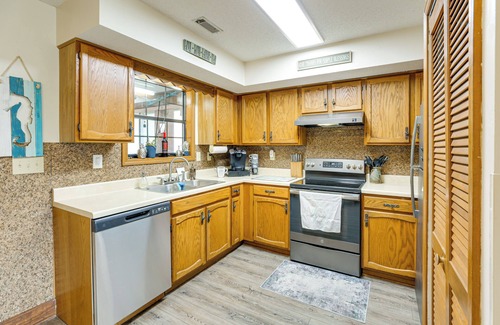 Sunset Beach House | Cozy Home w/Fenced Backyard in Sunset Beach!