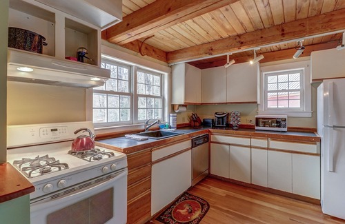 Moretown House | Cozy home w/great deck, jetted tub & fireplace - watch the leaves change