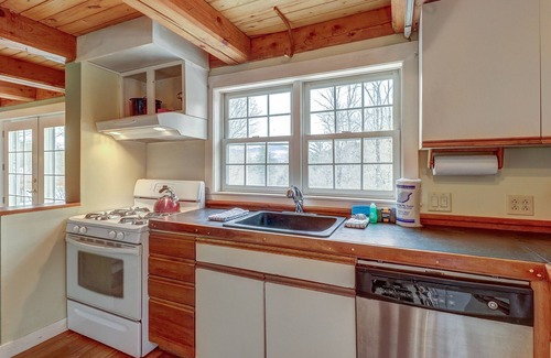 Moretown House | Cozy home w/great deck, jetted tub & fireplace - watch the leaves change