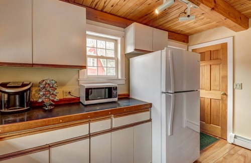 Moretown House | Cozy home w/great deck, jetted tub & fireplace - watch the leaves change