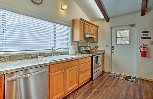 Mariposa Cabin | Cozy Home w/Patio Near Yosemite National Park!