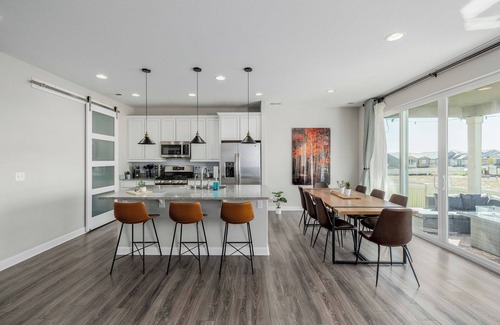 Henderson House | Cozy Home with Fireplace and Game Room 15-20 mins to Downtown