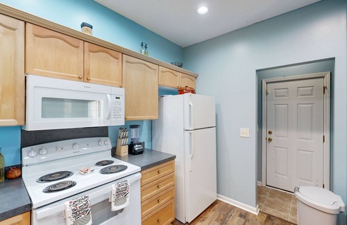 Goose Creek House | Cozy home with fireplace,gas grill,netflix and dog friendly