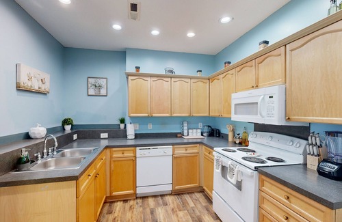 Goose Creek House | Cozy home with fireplace,gas grill,netflix and dog friendly
