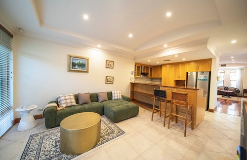Glenelg Villa | Cozy Home with fireplace 5mins to beach