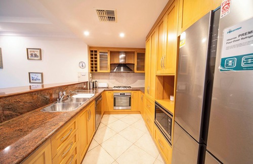 Glenelg Villa | Cozy Home with fireplace 5mins to beach