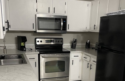 Jacksonville House | Cozy Home with free parking, wifi, and a backyard for you!